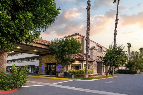 Holiday Inn Express Simi Valley an IHG Hotel - image 1
