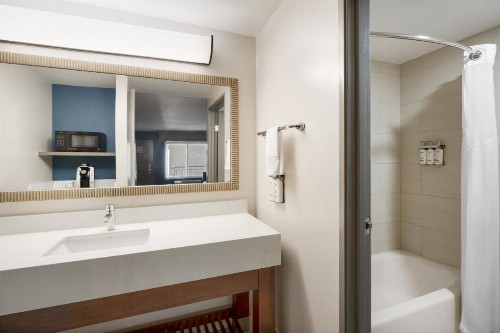 Holiday Inn Express Simi Valley an IHG Hotel - image 26