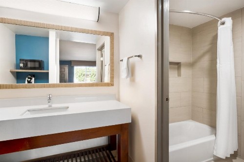 Holiday Inn Express Simi Valley an IHG Hotel - image 28