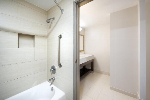 Holiday Inn Express Simi Valley an IHG Hotel - image 35