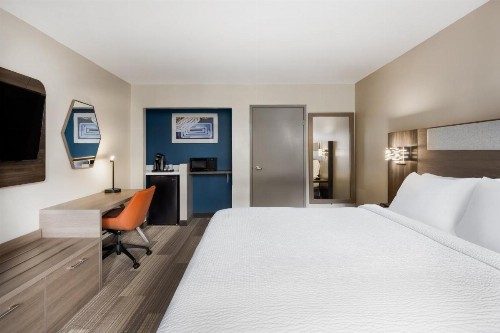 Holiday Inn Express Simi Valley an IHG Hotel - image 40