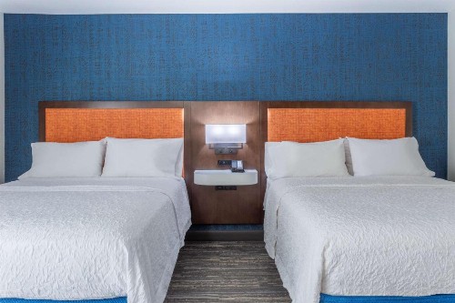 Hampton Inn Sioux Falls - image 17