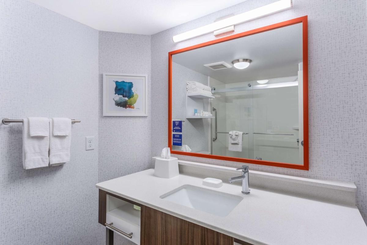 Hampton Inn Sioux Falls - image 7