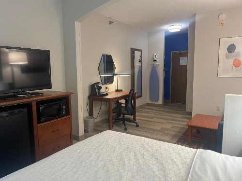 Holiday Inn Express Hotel & Suites Sioux Falls At Empire Mall an IHG Hotel - image 3