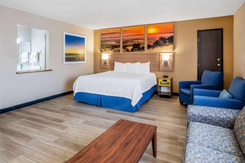 Days Inn by Wyndham Sioux Falls Airport - image 2