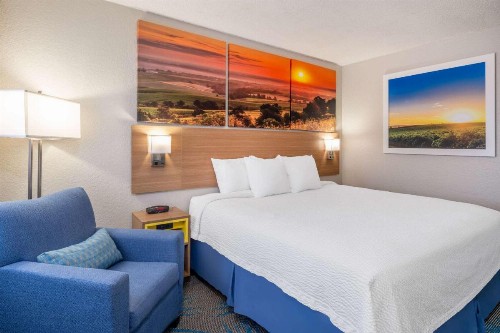 Days Inn by Wyndham Sioux Falls Airport - image 23