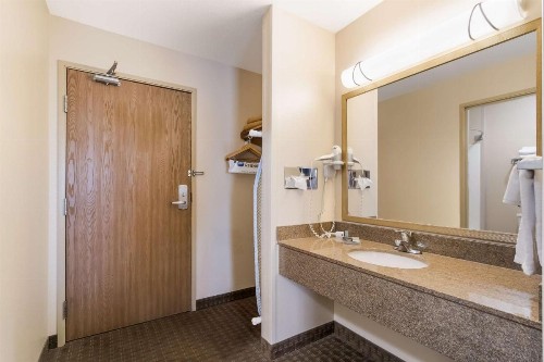 Best Western Empire Towers - image 36