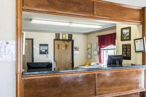 Econo Lodge North Sioux Falls - image 10