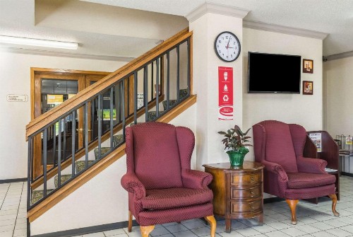 Econo Lodge North Sioux Falls - image 11