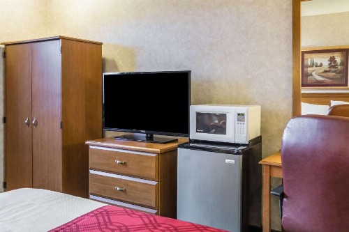 Econo Lodge North Sioux Falls - image 17