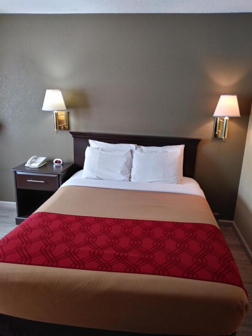 Econo Lodge North Sioux Falls - image 9