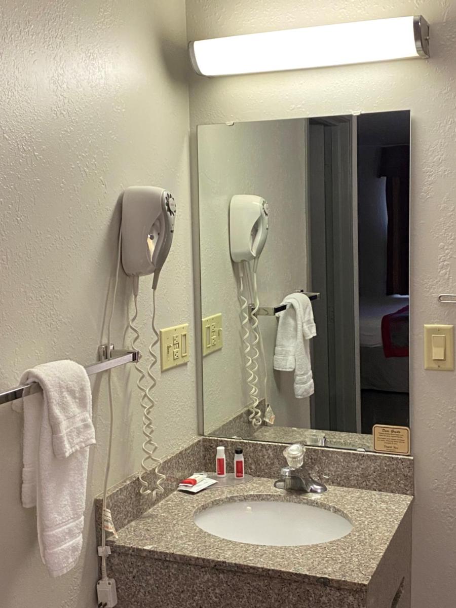 Ramada by Wyndham Sioux Falls - image 3