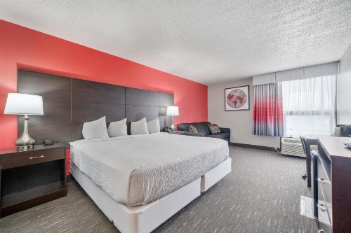 Ramada by Wyndham Sioux Falls Airport - Waterpark Resort & Event Center - image 2