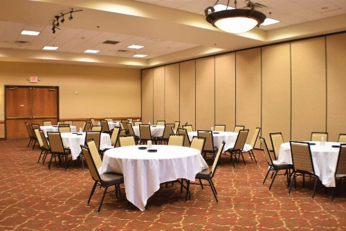 Ramada by Wyndham Sioux Falls Airport - Waterpark Resort & Event Center - image 3