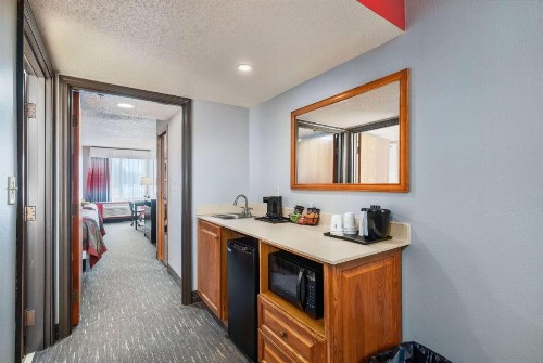Ramada by Wyndham Sioux Falls Airport - Waterpark Resort & Event Center - image 36