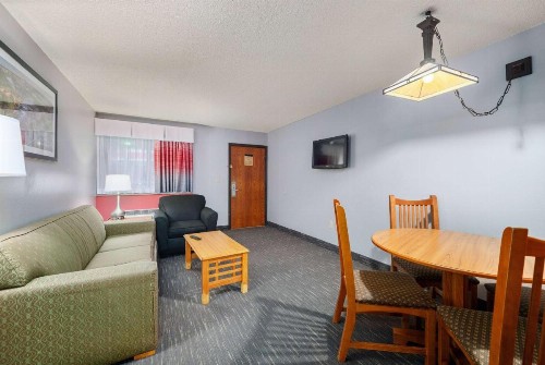 Ramada by Wyndham Sioux Falls Airport - Waterpark Resort & Event Center - image 4