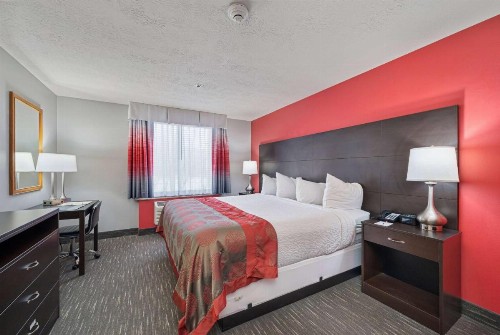 Ramada by Wyndham Sioux Falls Airport - Waterpark Resort & Event Center - image 5