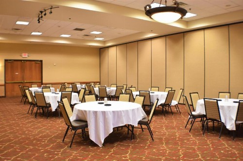 Ramada by Wyndham Sioux Falls Airport - Waterpark Resort & Event Center - image 7