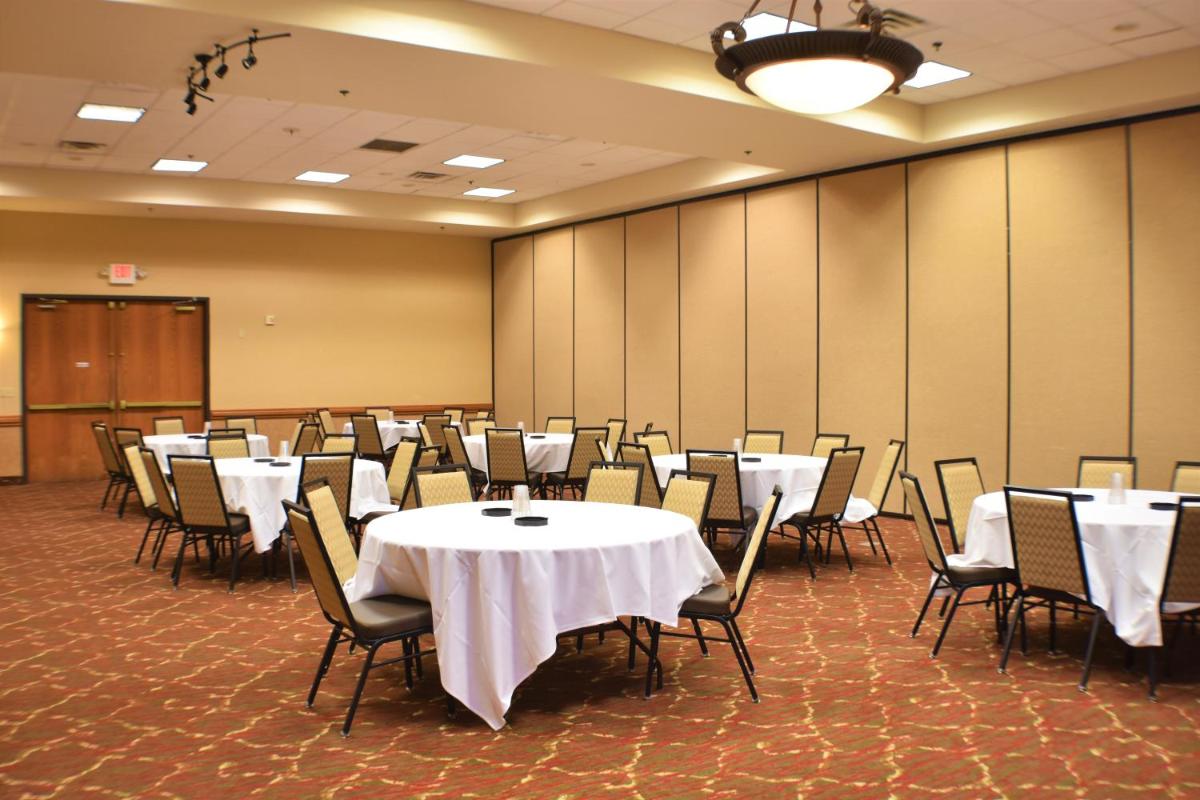Ramada by Wyndham Sioux Falls Airport - Waterpark Resort & Event Center - image 7
