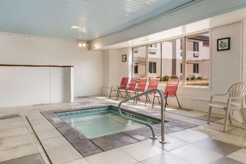 Sleep Inn Airport Sioux Falls - image 25