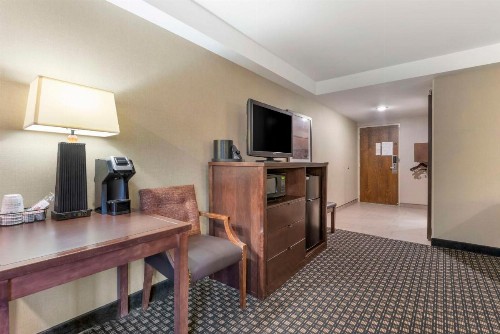 Best Western Plus Ramkota Hotel - image 25
