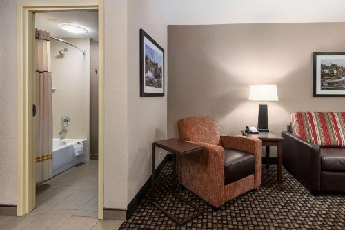Best Western Plus Ramkota Hotel - image 40
