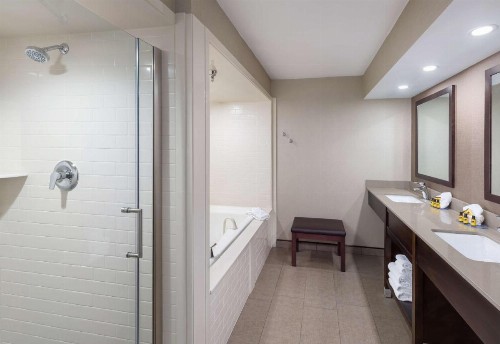 Best Western Plus Ramkota Hotel - image 45