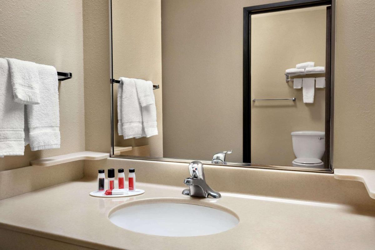 Baymont by Wyndham Sioux Falls North I-29 and Russell Street - image 7