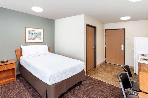 WoodSpring Suites Sioux Falls - image 4