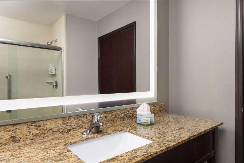 La Quinta by Wyndham Sioux Falls - image 38