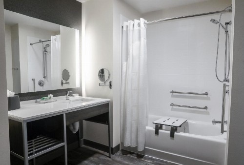 Holiday Inn Hotel & Suites Sioux Falls - Airport an IHG Hotel - image 42