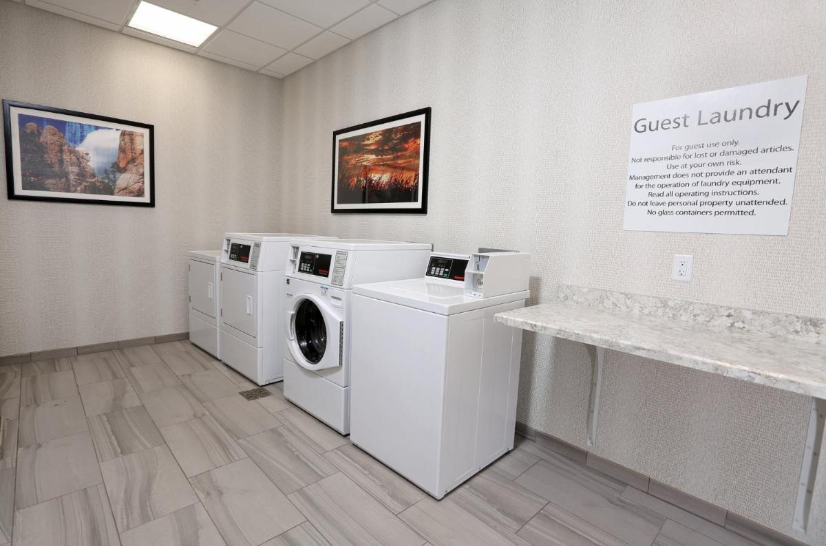 Holiday Inn Hotel & Suites Sioux Falls - Airport an IHG Hotel - image 7