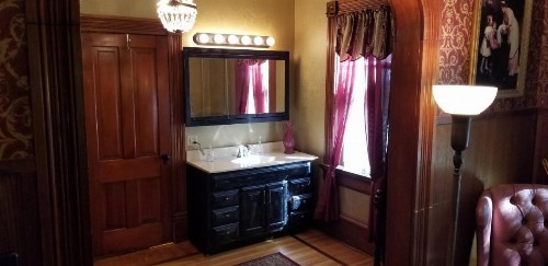 Historic Victorian Inn - image 5