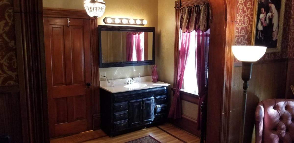 Historic Victorian Inn - image 5