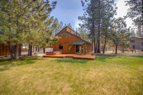 Sisters Tollgate Retreat with Hot Tub & WiFi - image 10