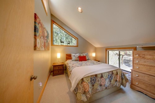 Sisters Tollgate Retreat with Hot Tub & WiFi - image 11