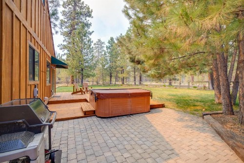 Sisters Tollgate Retreat with Hot Tub & WiFi - image 4