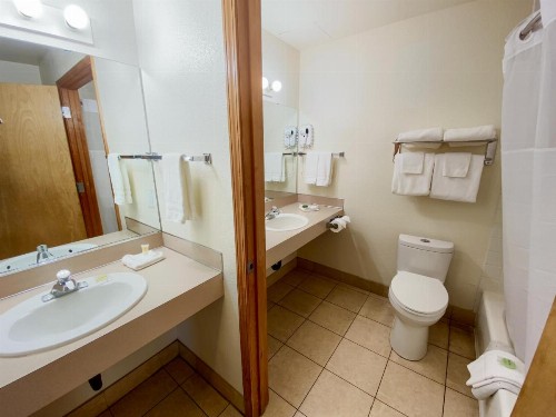 Sisters Inn & Suites - image 10