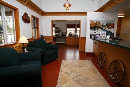 Sisters Inn & Suites - image 16