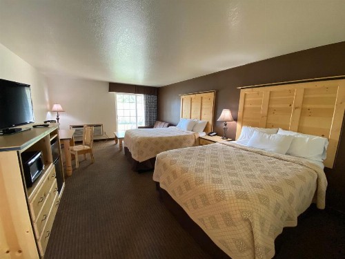 Sisters Inn & Suites - image 2
