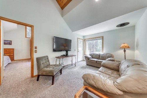 Black Butte Glaze Meadow 59 Getaway - image 3