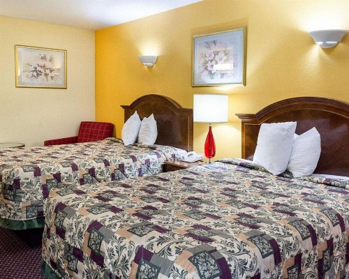 Econo Lodge Inn & Suites Carrollton - Smithfield - image 1