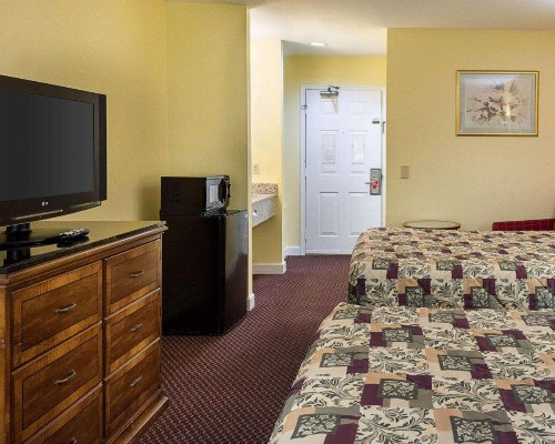 Econo Lodge Inn & Suites Carrollton - Smithfield - image 2