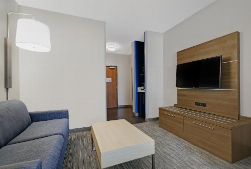 Holiday Inn Express Newport an IHG Hotel - image 40
