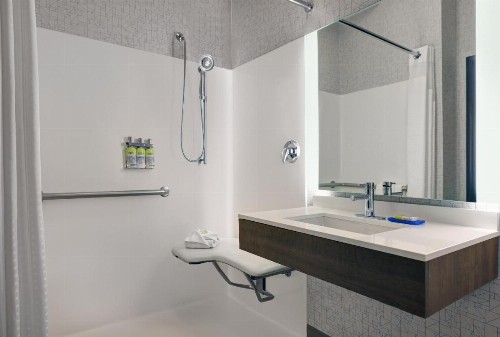 Holiday Inn Express Newport an IHG Hotel - image 42