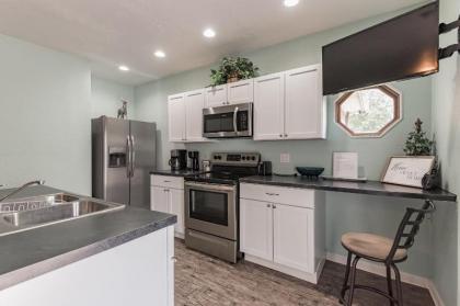 Quiet and Comfy Studio Apartment In South Bend Minutes From Notre Dame! Pet Friendly! apts