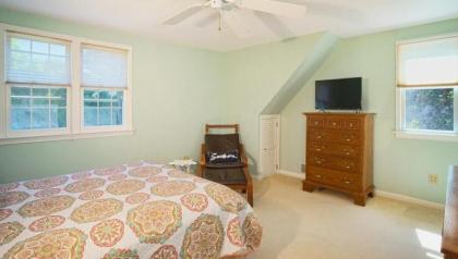 606 GAME ROOM Large backyard with deck 10 min walk to Nantucket Sound - image 10