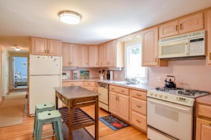 606 GAME ROOM Large backyard with deck 10 min walk to Nantucket Sound - image 3