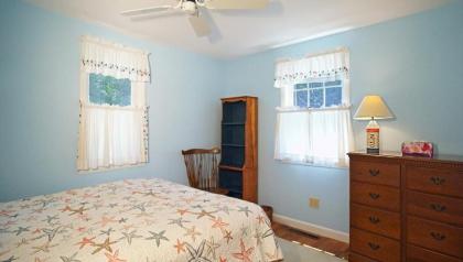 606 GAME ROOM Large backyard with deck 10 min walk to Nantucket Sound - image 8