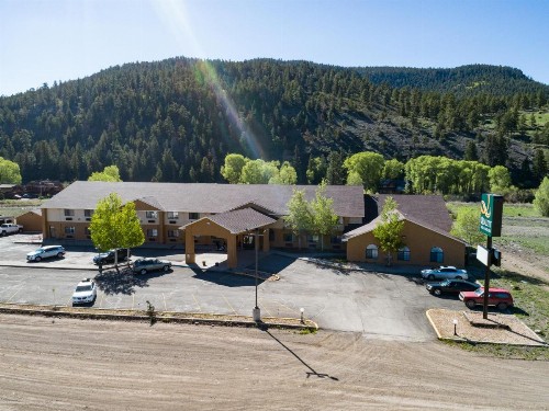 Quality Inn & Suites - image 38